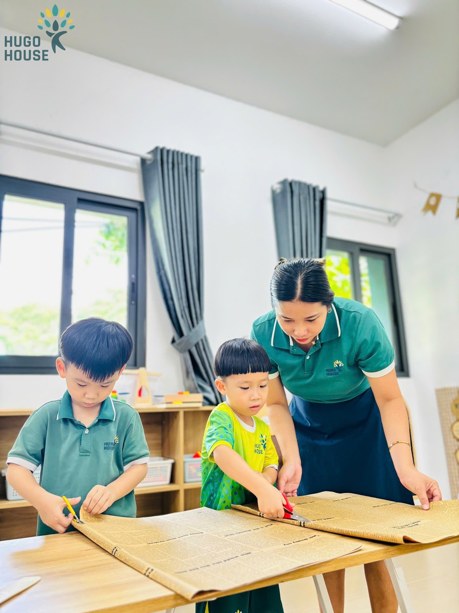 LÀM VÁY CHO CÔ BẰNG GIẤY BÁO – BÉ NÀO CŨNG LÀ NHÀ THIẾT KẾ THỜI TRANG!