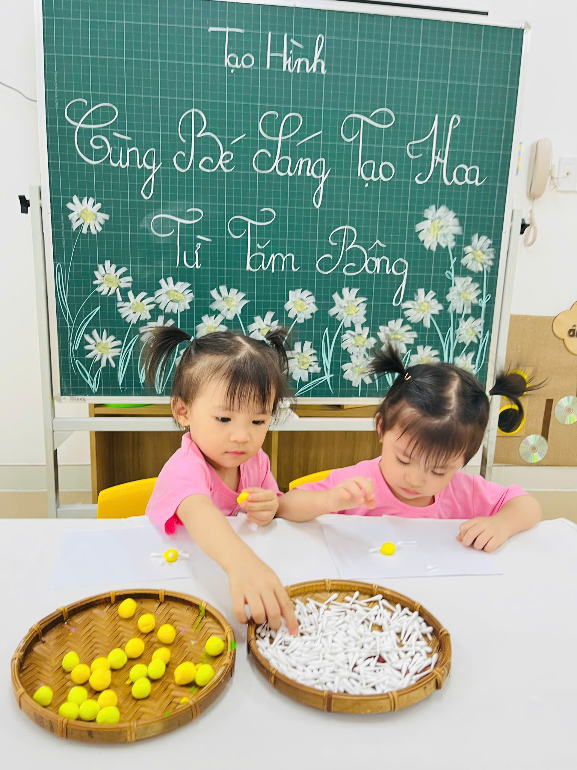  BÉ SÁNG TẠO HOA TỪ TĂM BÔNG