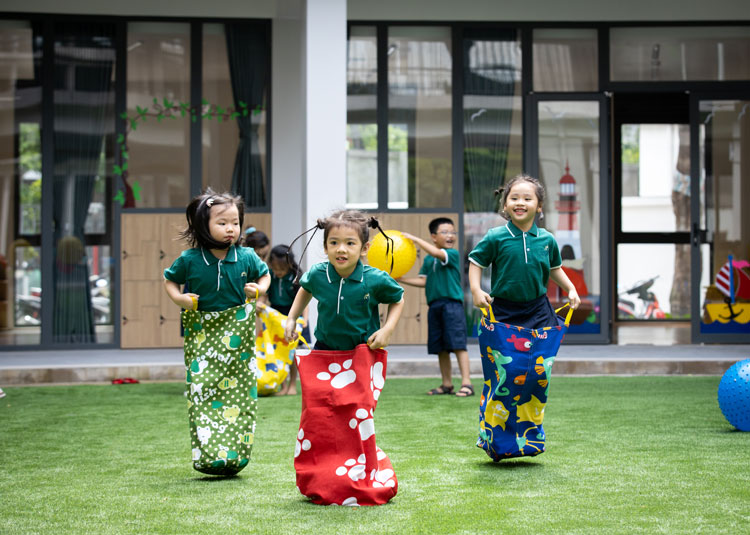 Em bé Đồng Tháp 3 tuổi đòi mẹ mua micro làm quà, biết lý do nhiều người khen "xuất sắc"