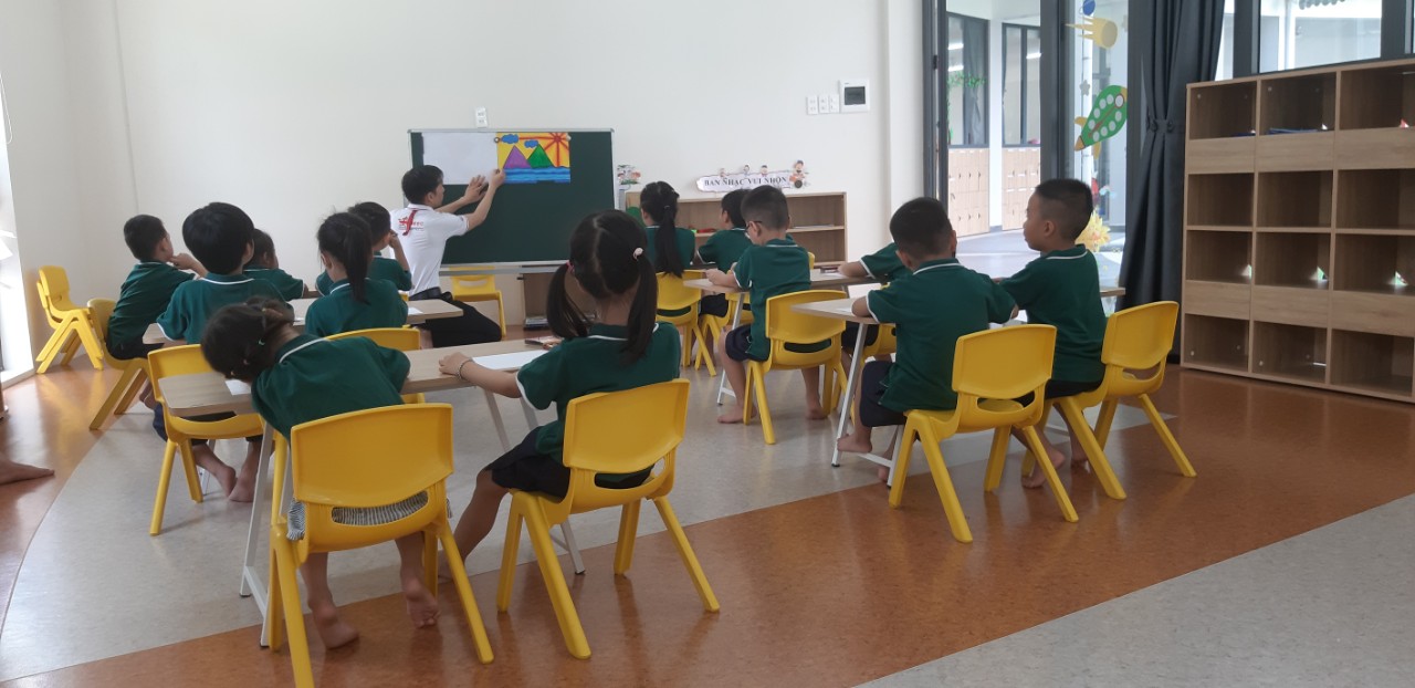 Bé lớp lá trong giờ học tạo hình tuần 17.8.2020 - 21.8.2020