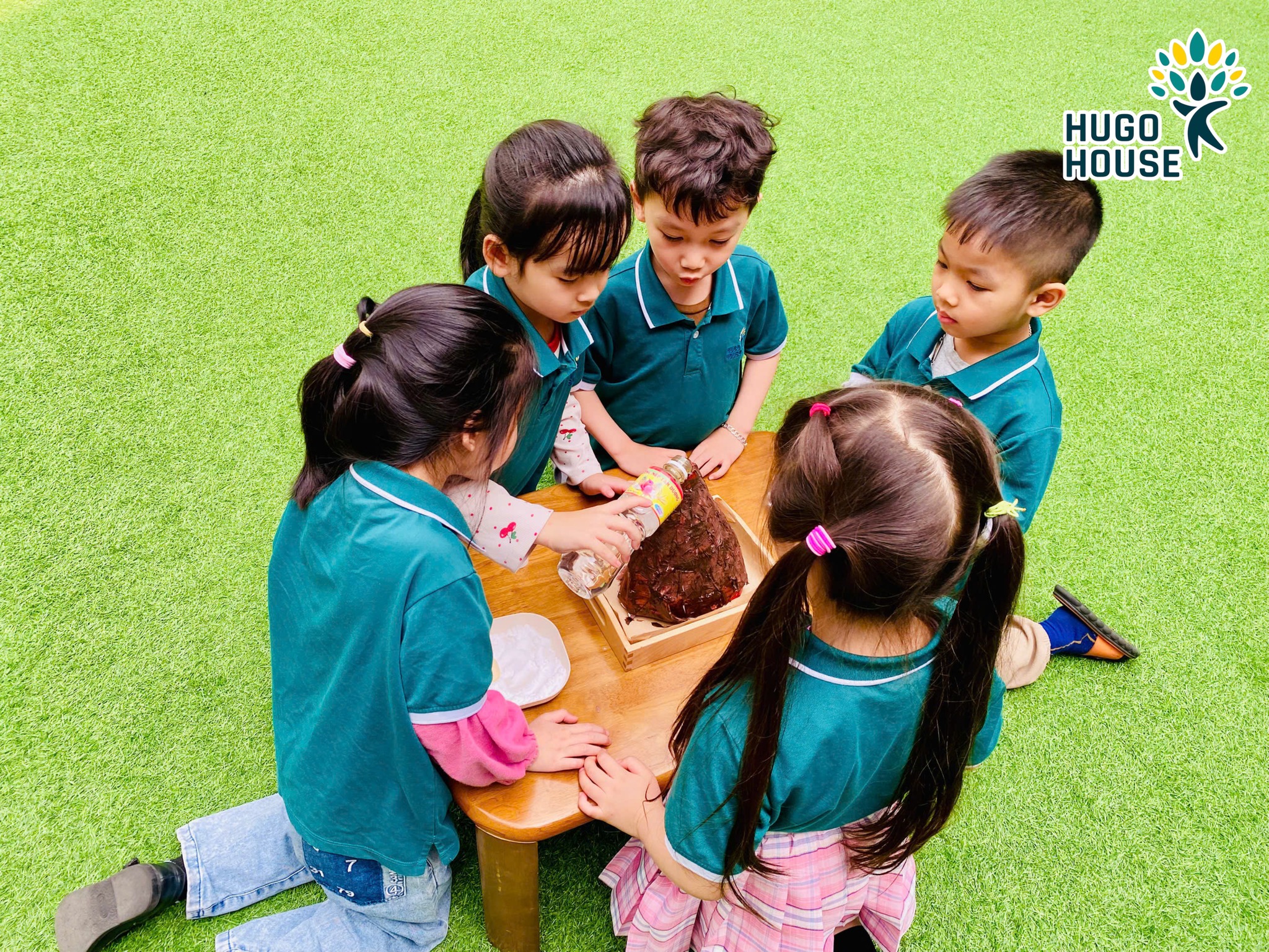 THÍ NGHIỆM  NÚI LỬA PHUN TRÀO - HUGO HOUSE HẢI PHÒNG