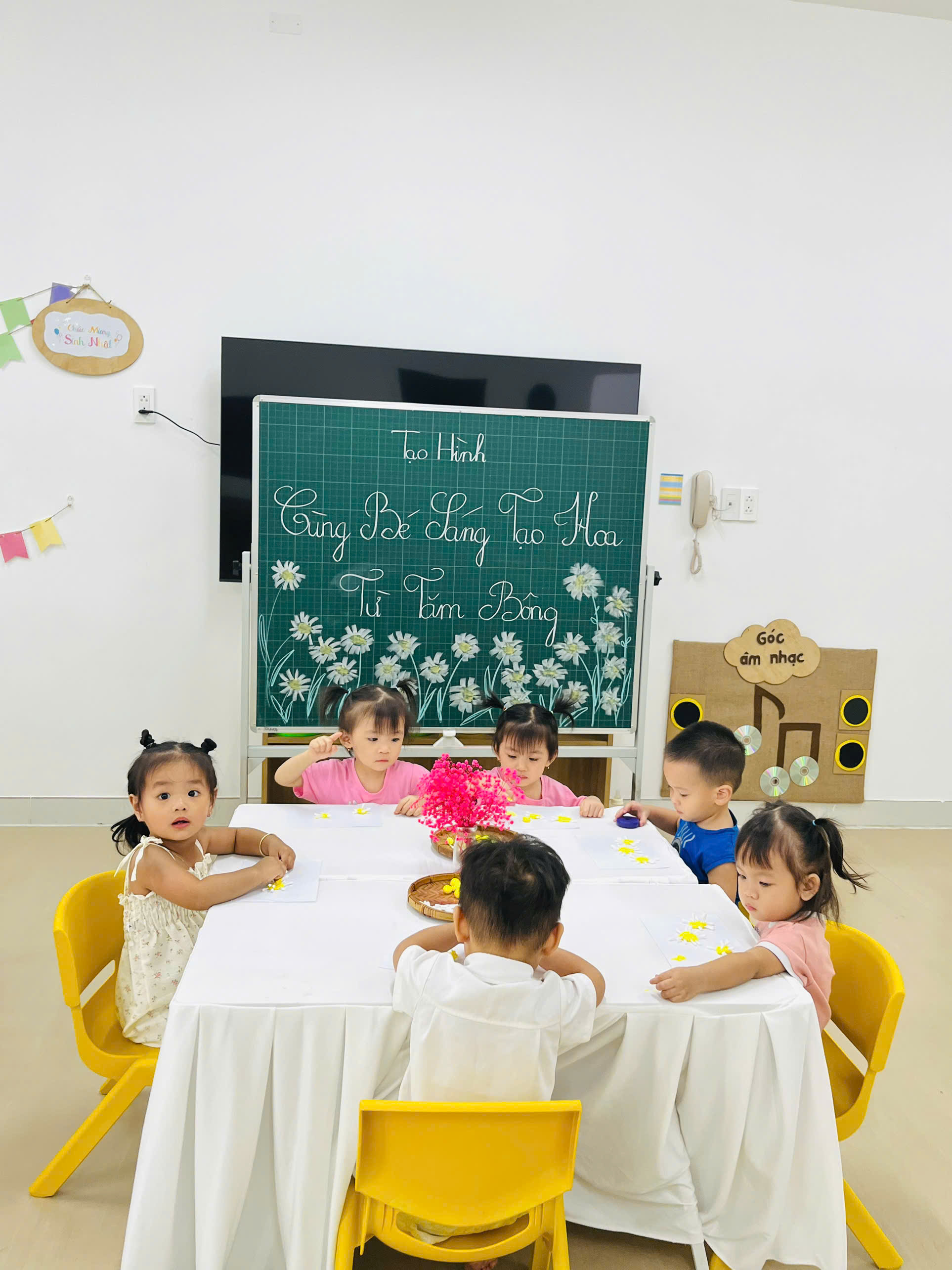  BÉ SÁNG TẠO HOA TỪ TĂM BÔNG