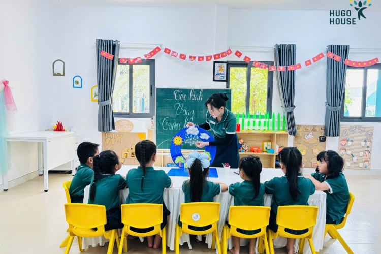 Buổi học hôm nay tại Hugo House tràn ngập sự hào hứng khi các bạn nhỏ cùng cô giáo tạo nên mô hình Vòng tuần hoàn của nước – một chủ đề khoa học gần gũi và đầy thú vị.