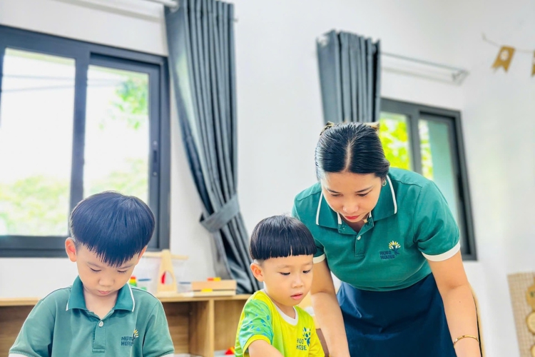 LÀM VÁY CHO CÔ BẰNG GIẤY BÁO – BÉ NÀO CŨNG LÀ NHÀ THIẾT KẾ THỜI TRANG!