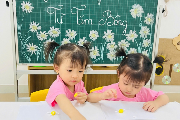  BÉ SÁNG TẠO HOA TỪ TĂM BÔNG