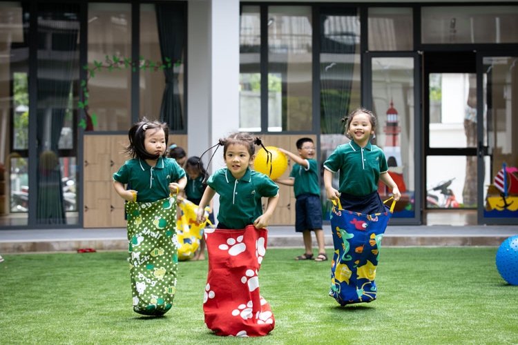 Em bé Đồng Tháp 3 tuổi đòi mẹ mua micro làm quà, biết lý do nhiều người khen "xuất sắc"