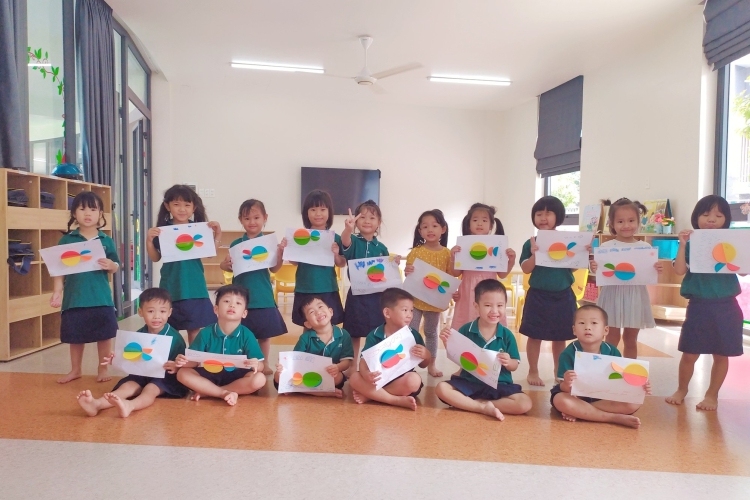 Bé trong giờ học tạo hình con cá tuần 24.8.2020 - 28.8.2020