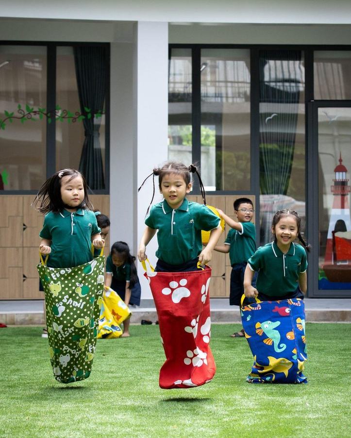 Bé nhảy bao bố