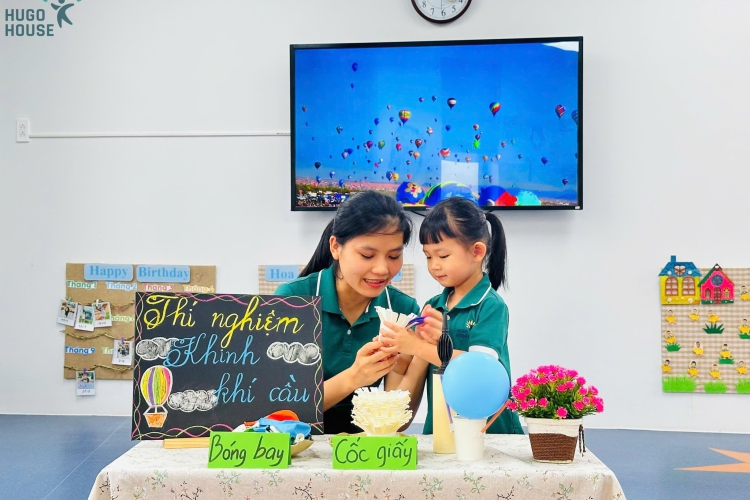 BÉ LÀM KHINH KHÍ CẦU TỪ CỐC GIẤY VÀ BÓNG BAY