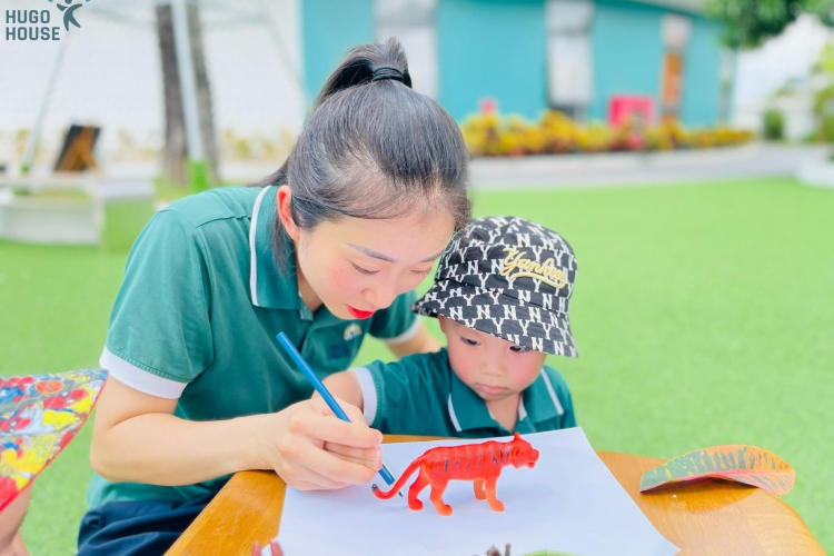BÉ VẼ MUÔN THÚ QUA NHỮNG CHIẾC BÓNG NHỎ 
