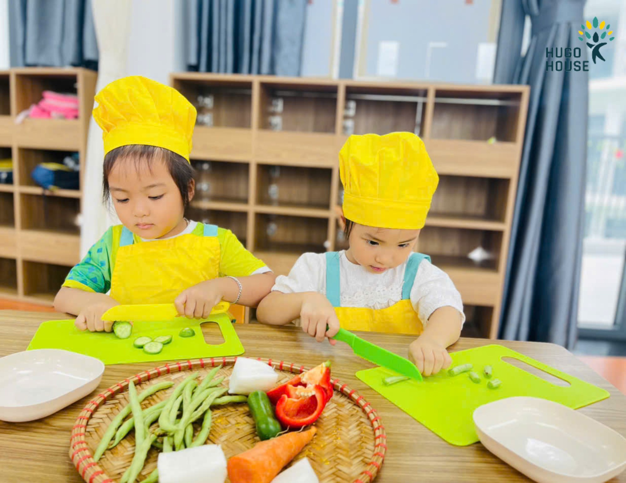 TẬP LÀM ĐẦU BẾP NHÍ – CẮT RAU CỦ QUẢ CÙNG DAO NHỰA