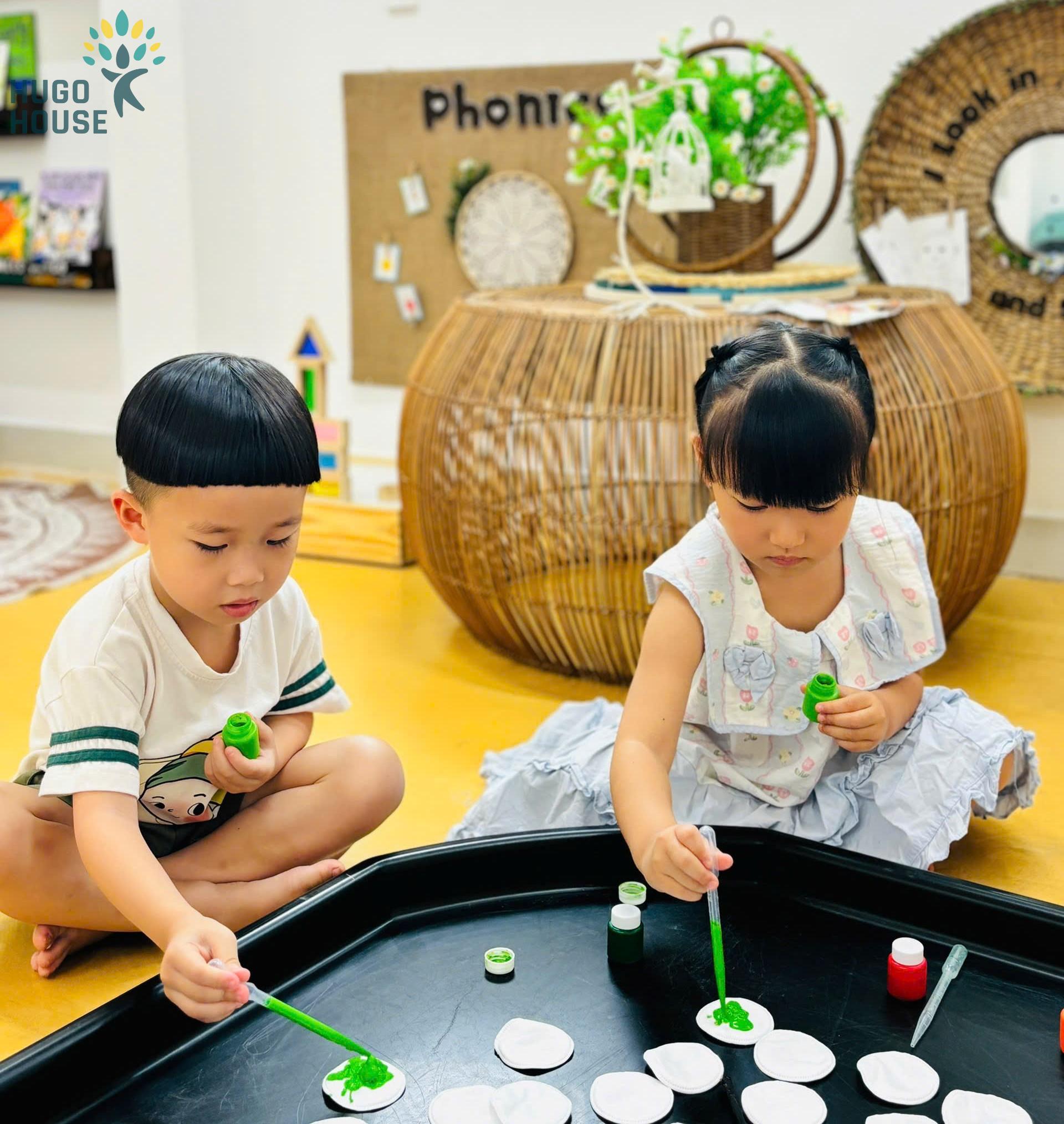 BÉ KHÁM PHÁ SẮC MÀU CỦA LÁ MÙA THU