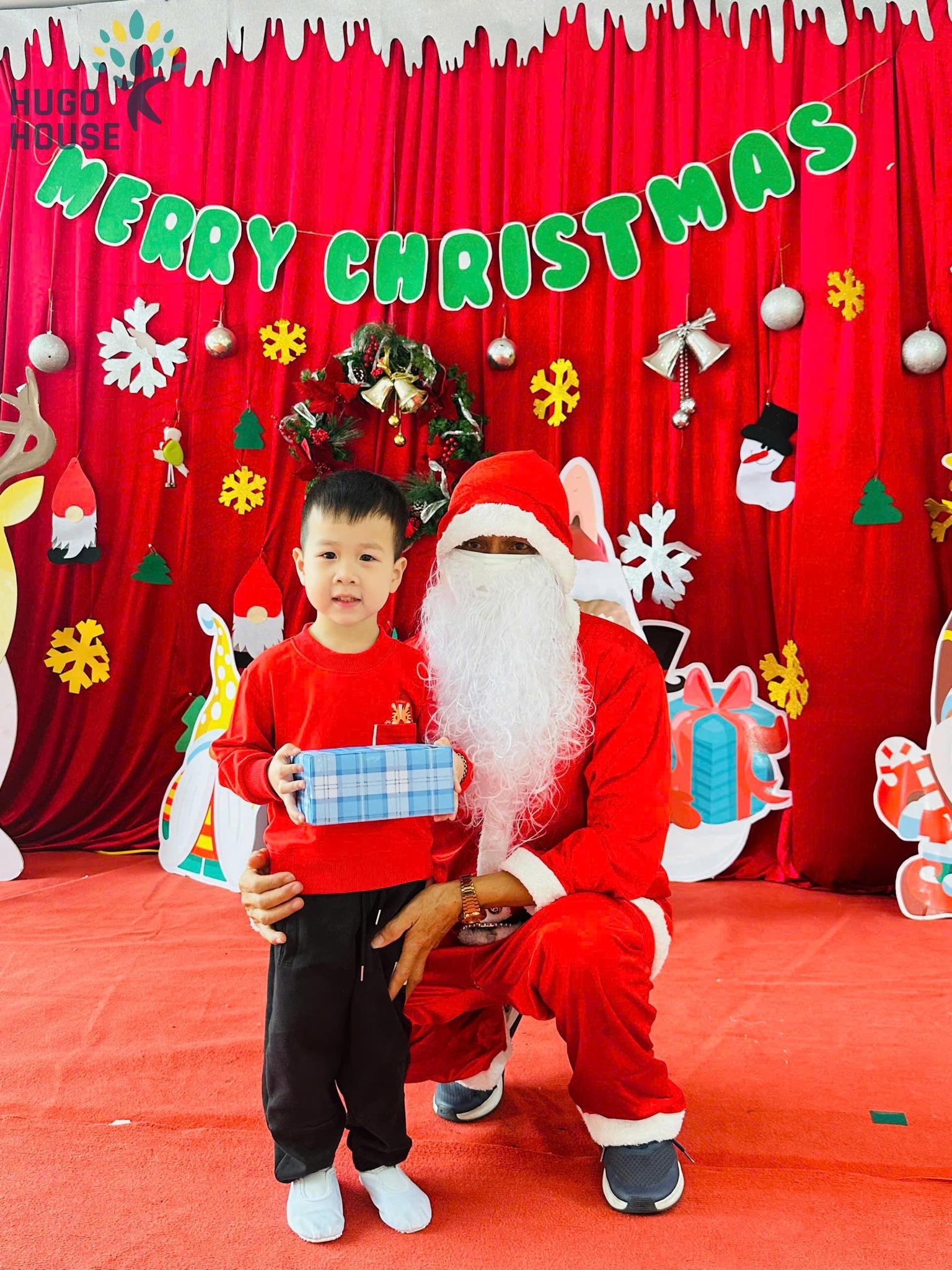 GIÁNG SINH ẤM ÁP CỦA CÁC THIÊN THẦN NHỎ HUGO HOUSE 