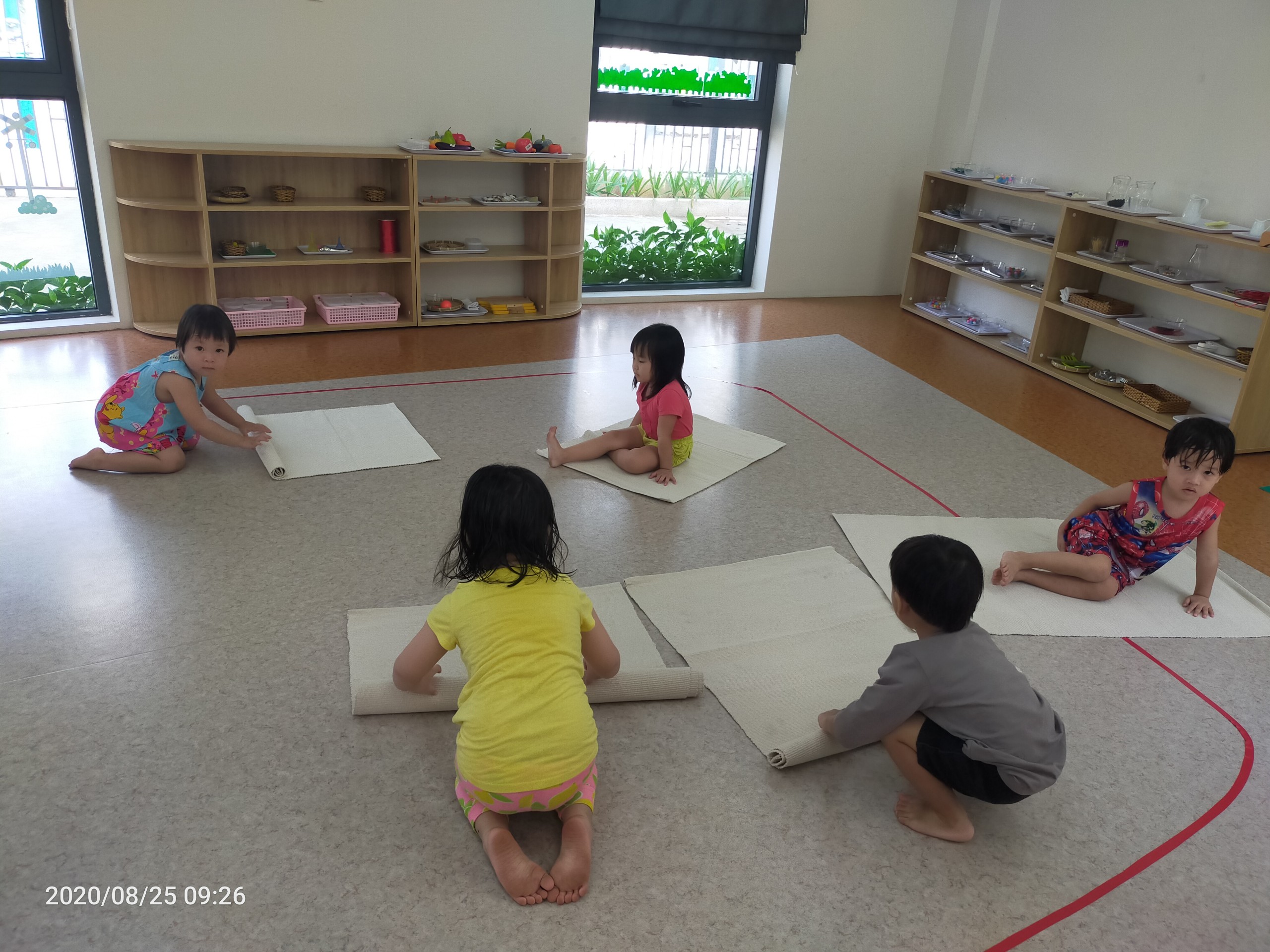 Bé học Montessori - cuộn giấy tròn phát triển tính tự lập tuần 24.8 đến 28.8.2020