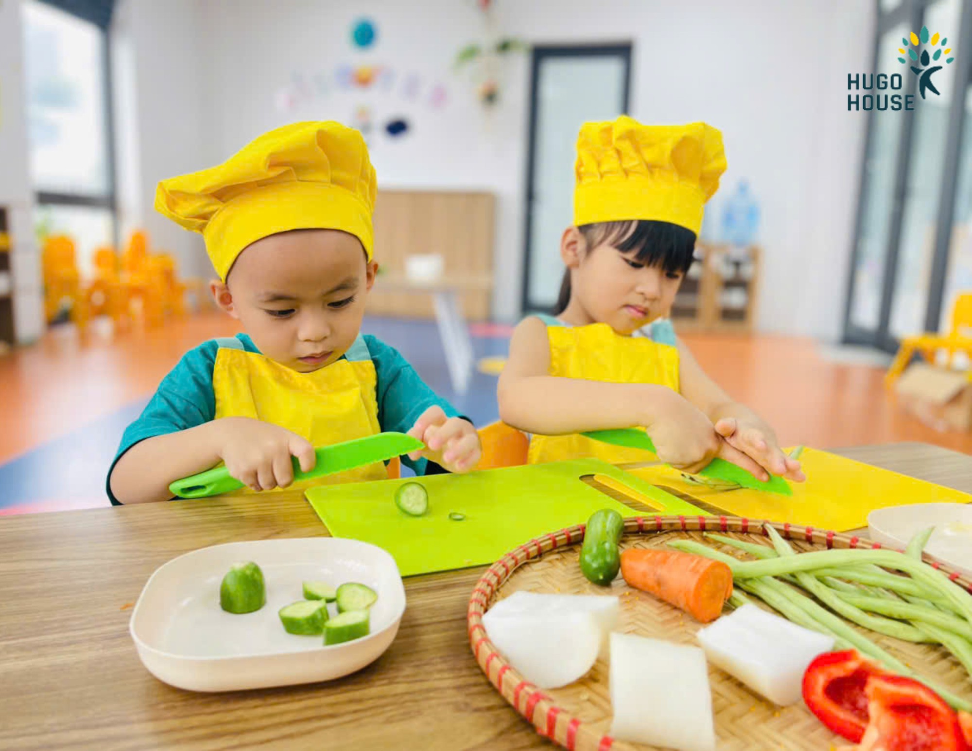 TẬP LÀM ĐẦU BẾP NHÍ – CẮT RAU CỦ QUẢ CÙNG DAO NHỰA