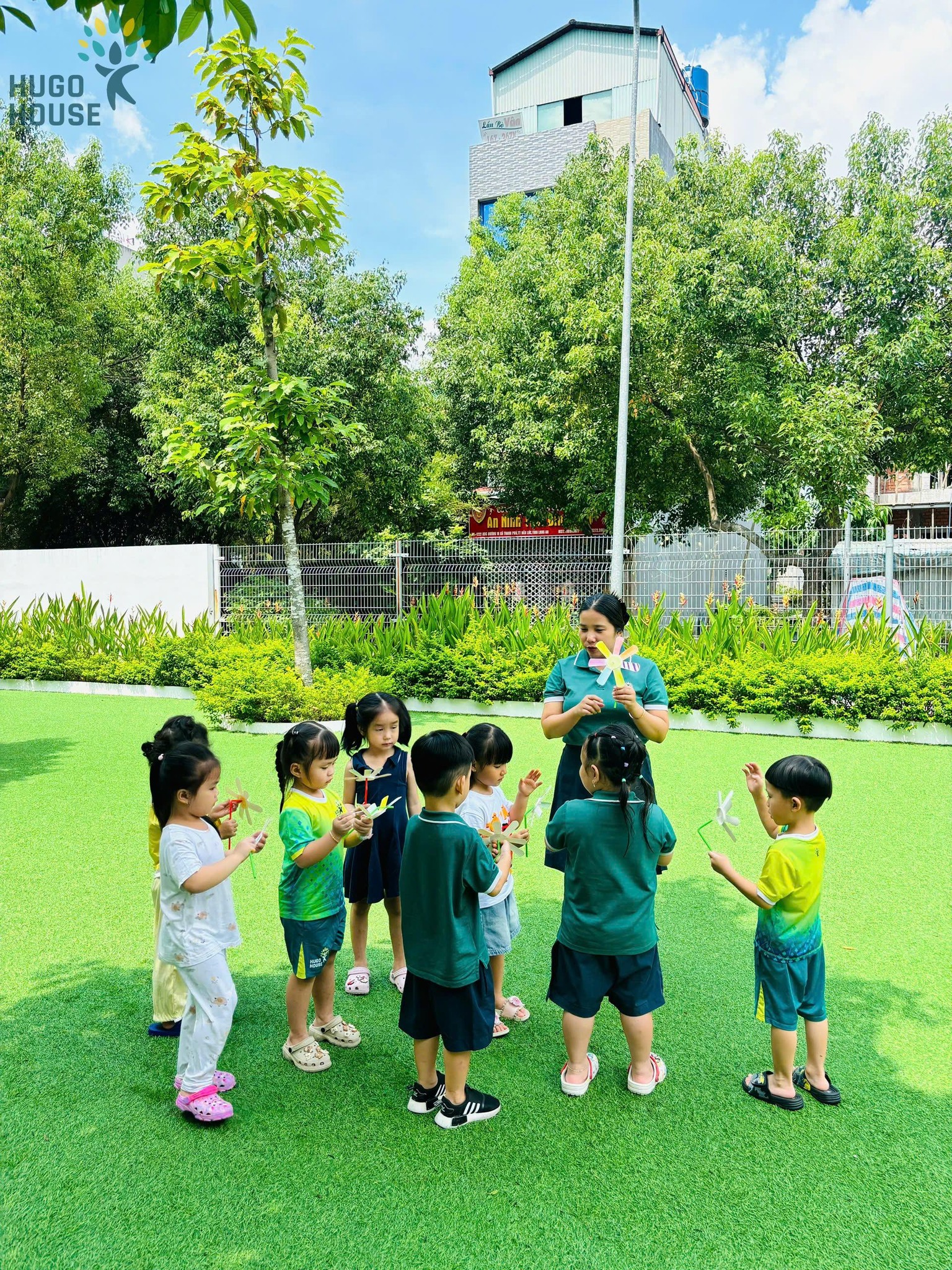 BÉ LÀM CHONG CHÓNG TỪ CỐC GIẤY – XOAY XOAY NGÀN NIỀM VUI