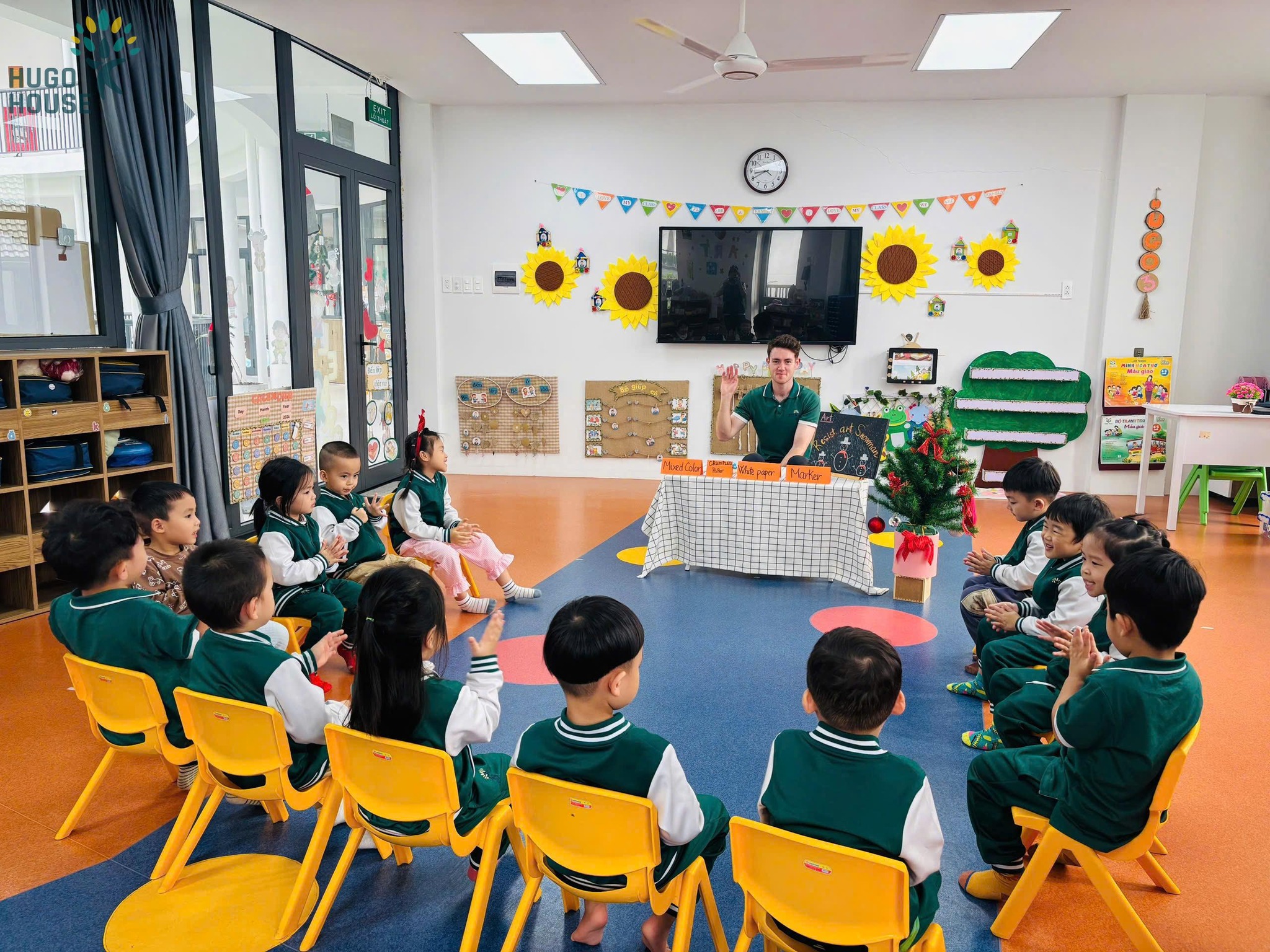 SẮC MÀU MÙA ĐÔNG TRONG TIẾT HỌC “RESIST ART SNOWMAN”