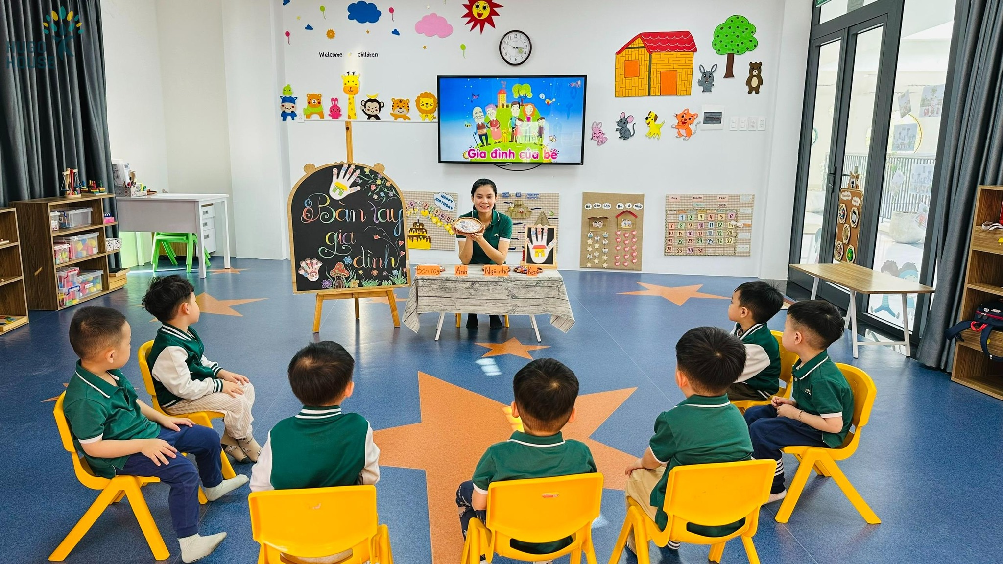 GIA ĐÌNH NHỎ TRONG BÀN TAY XINH