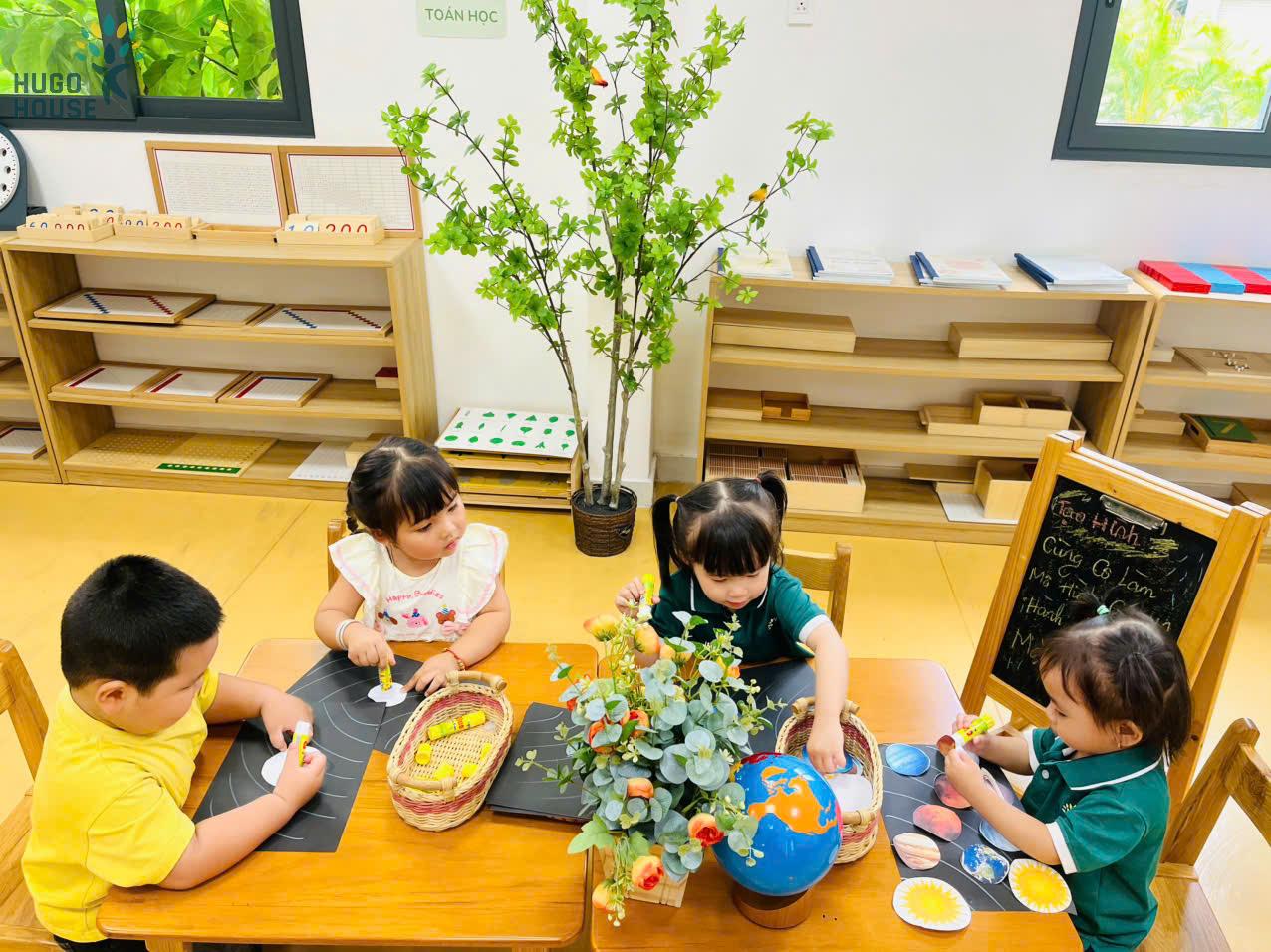 ĐÔI BÀN TAY NHỎ TẠO NÊN CẢ BẦU TRỜI VŨ TRỤ