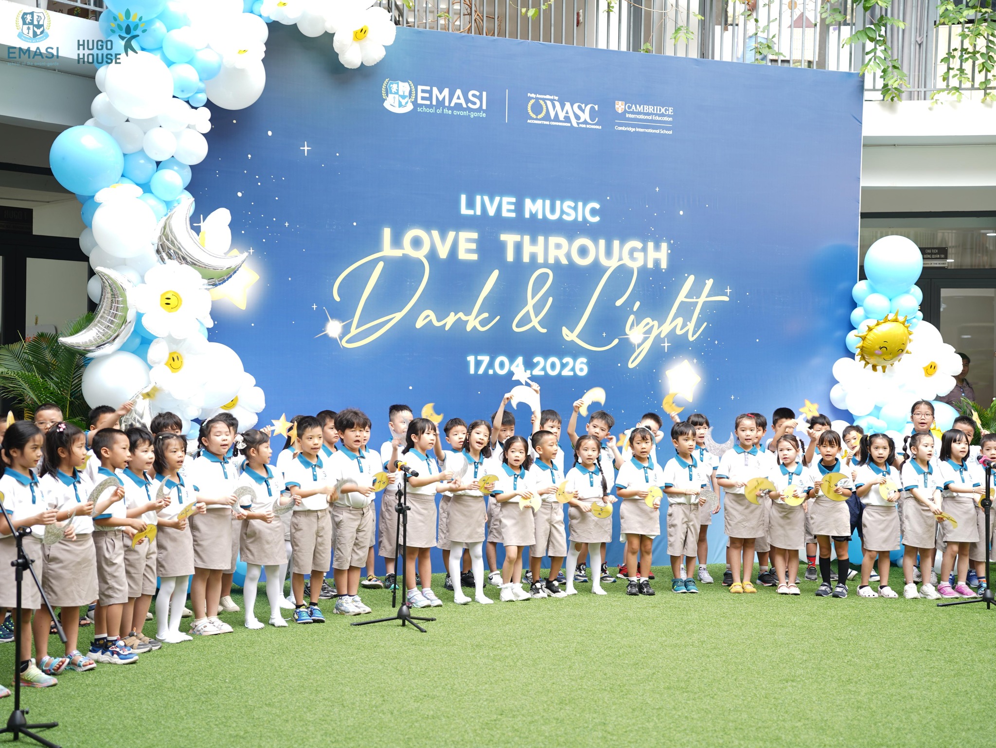 LOVE THROUGH DARK AND LIGHT - TÌNH YÊU THƯƠNG QUA NHỮNG KHOẢNH KHẮC SÁNG TỐI 