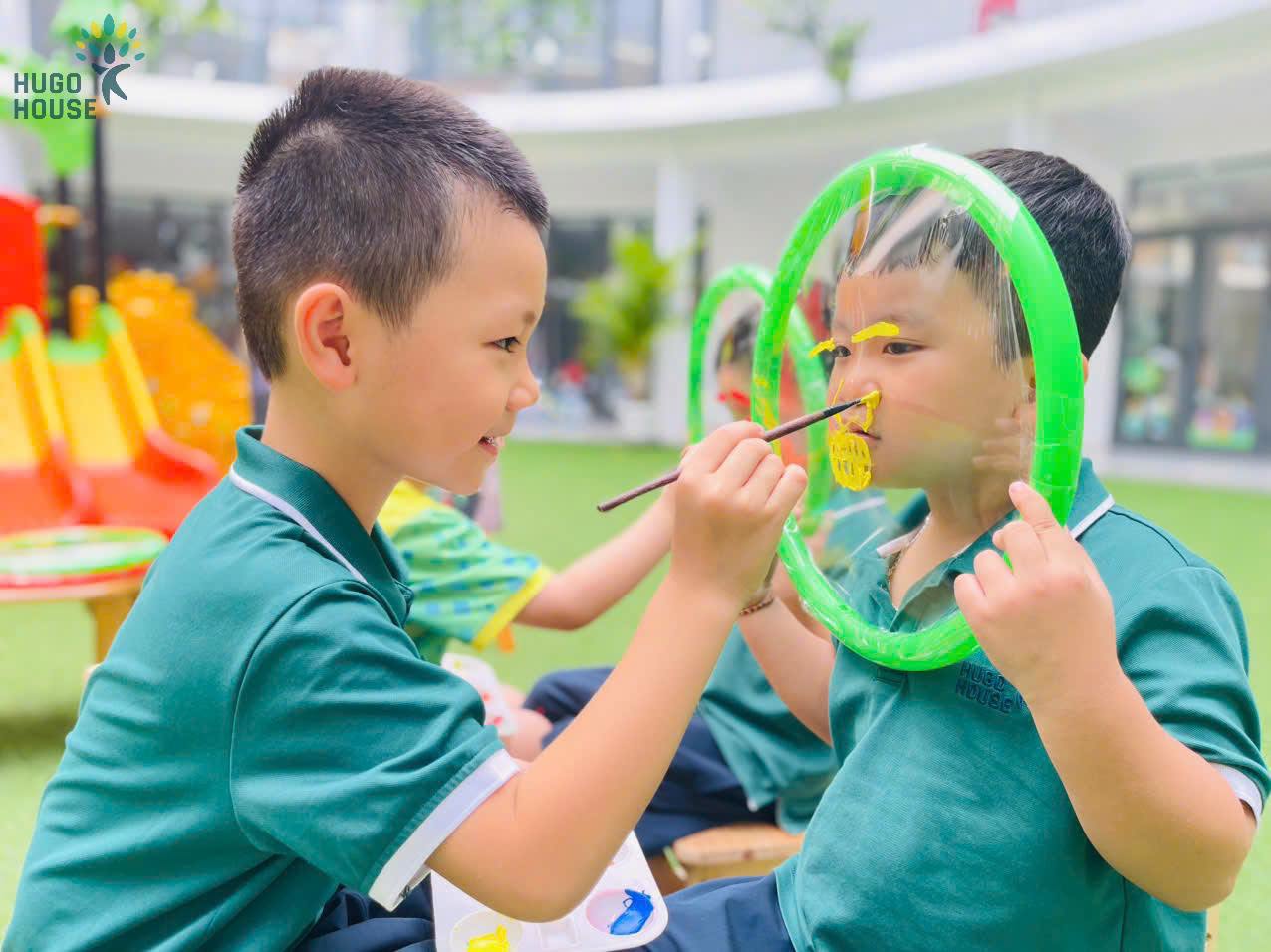 BÉ SÁNG TẠO TRÊN NHỮNG TẤM MÀNG TRONG SUỐT 