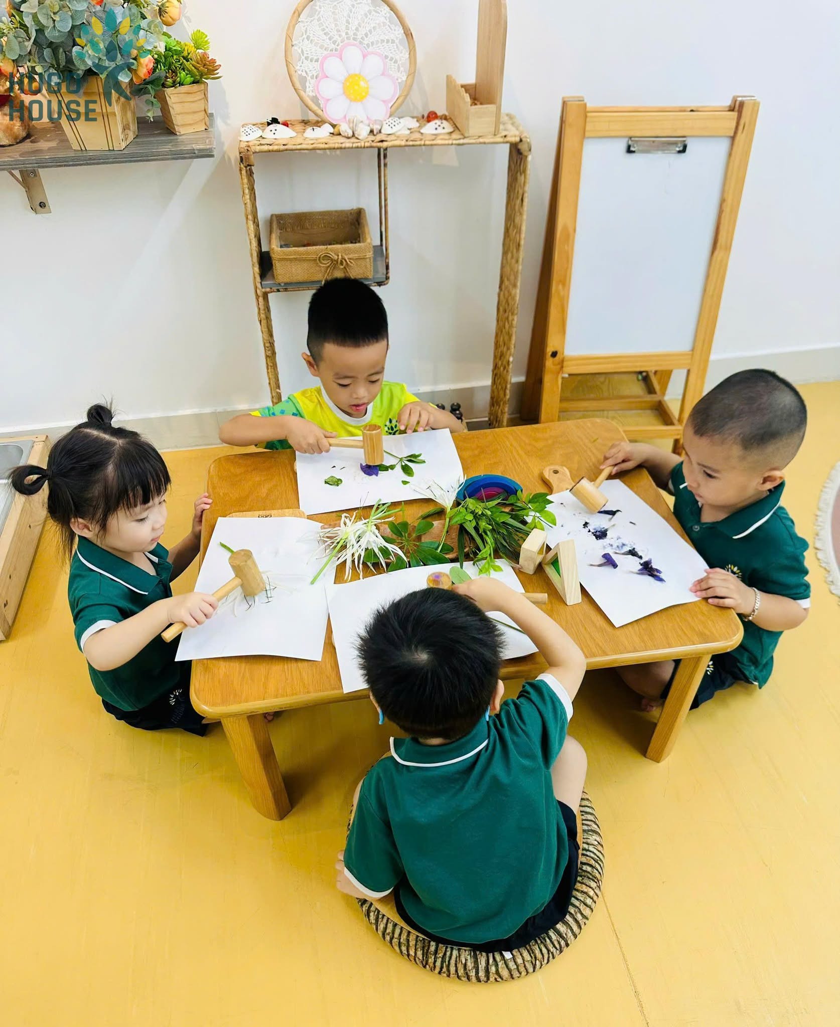 DẤU ẤN THIÊN NHIÊN - BÉ VẼ TRANH TỪ HOA VÀ LÁ