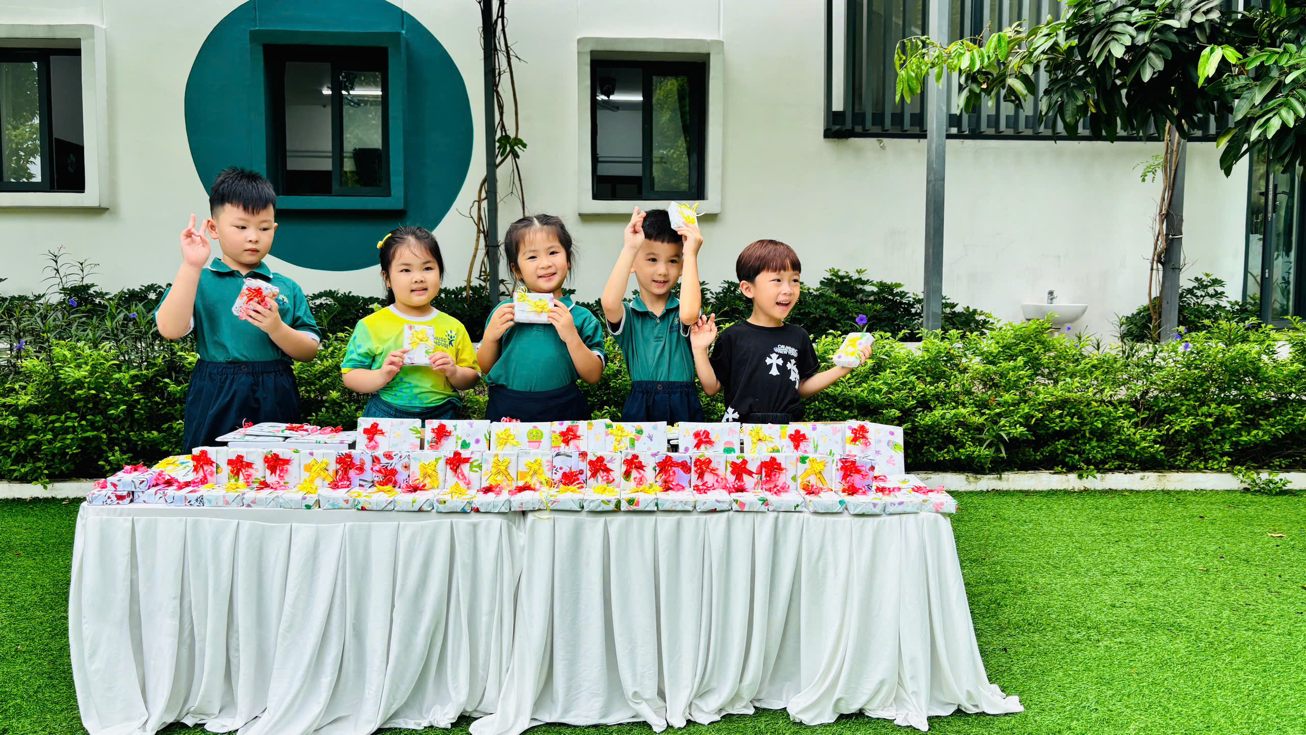 MÓN QUÀ NHỎ – NIỀM VUI TO TRONG NGÀY 1/ 6