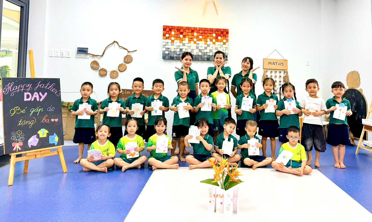 GỬI YÊU THƯƠNG ĐẾN CHA BẰNG ĐÔI BÀN TAY XINH