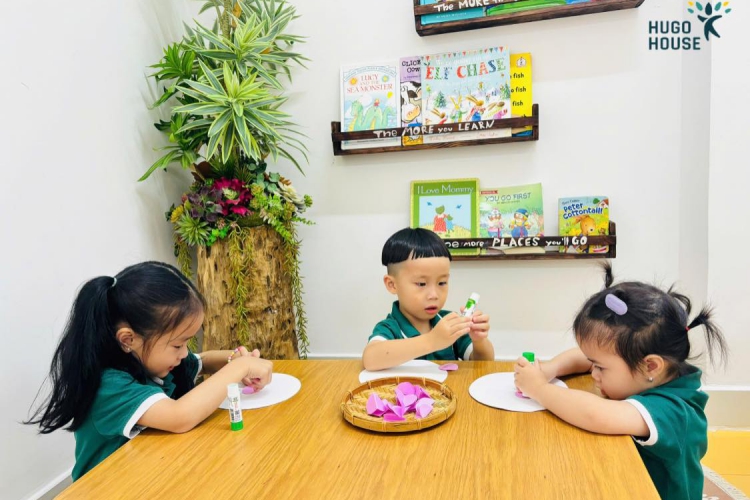 Tại Hugo House Bến Lức, các bé đã có một hoạt động đầy ý nghĩa: làm hoa sen tặng Bác Hồ – loài hoa mộc mạc, thanh cao, tượng trưng cho tình cảm trong sáng và lòng biết ơn sâu sắc.
