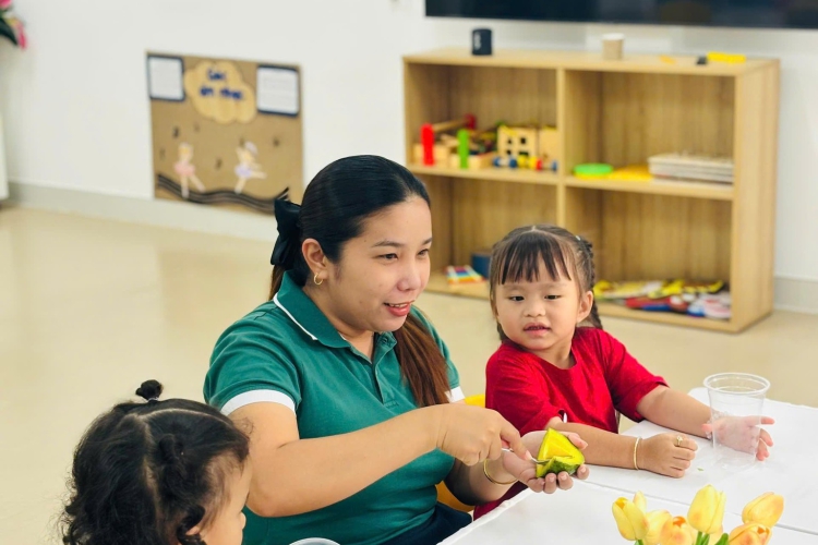 BÉ TẬP LÀM BƠ DẦM - HƯƠNG VỊ CỦA NIỀM VUI HỌC TẬP