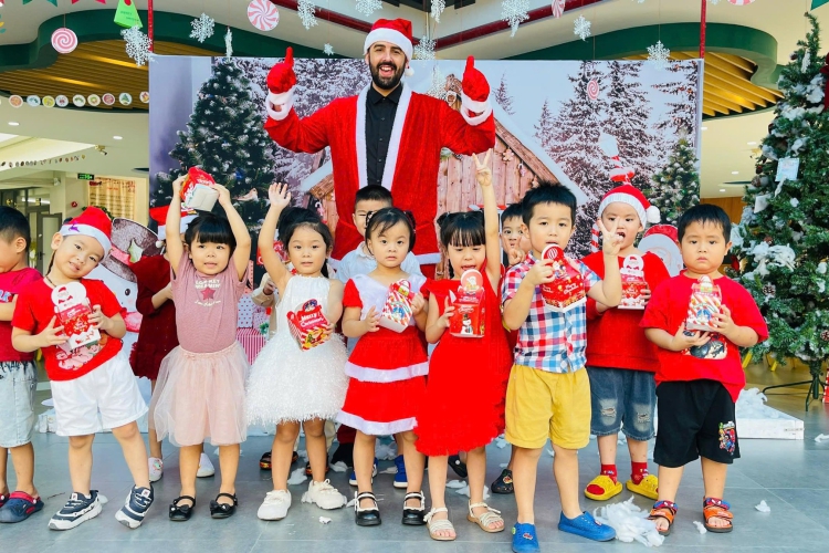 GIÁNG SINH YÊU THƯƠNG TẠI HUGO HOUSE