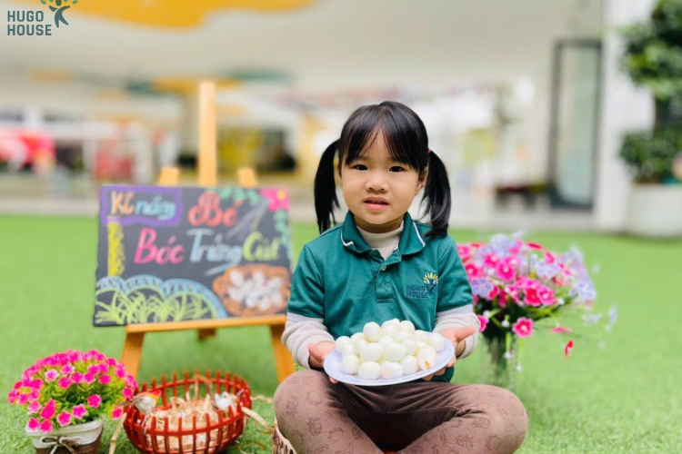 QUẢ TRỨNG NHỎ - BÉ BÓC THẬT KHÉO