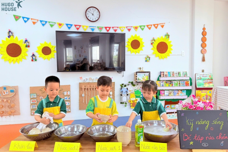 BÉ TẬP RỬA CHÉN - ĐÔI TAY NHỎ LÀM VIỆC XINH