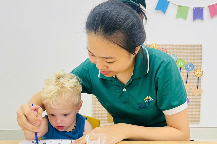 KHÉO TAY SÁNG TẠO – “KIỂU TÓC LÁ CÂY” ĐỘC LẠ CỦA CÁC BÉ NHÀ HUGO