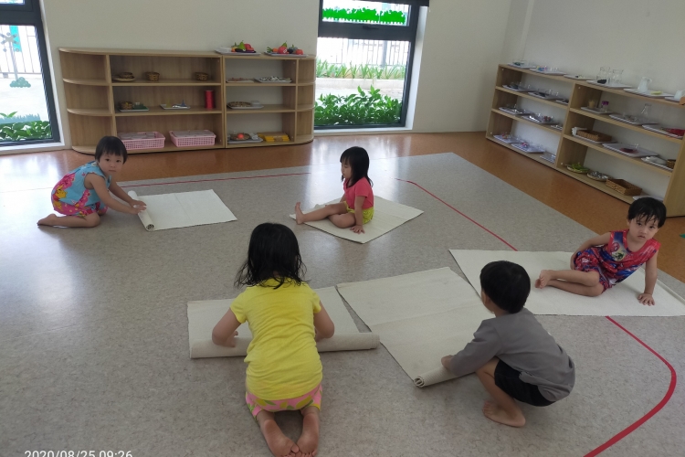Bé học Montessori - cuộn giấy tròn phát triển tính tự lập tuần 24.8 đến 28.8.2020